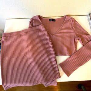 ❤️3/$25 Sale!❤️ Mauve two piece skirt set. Size medium.